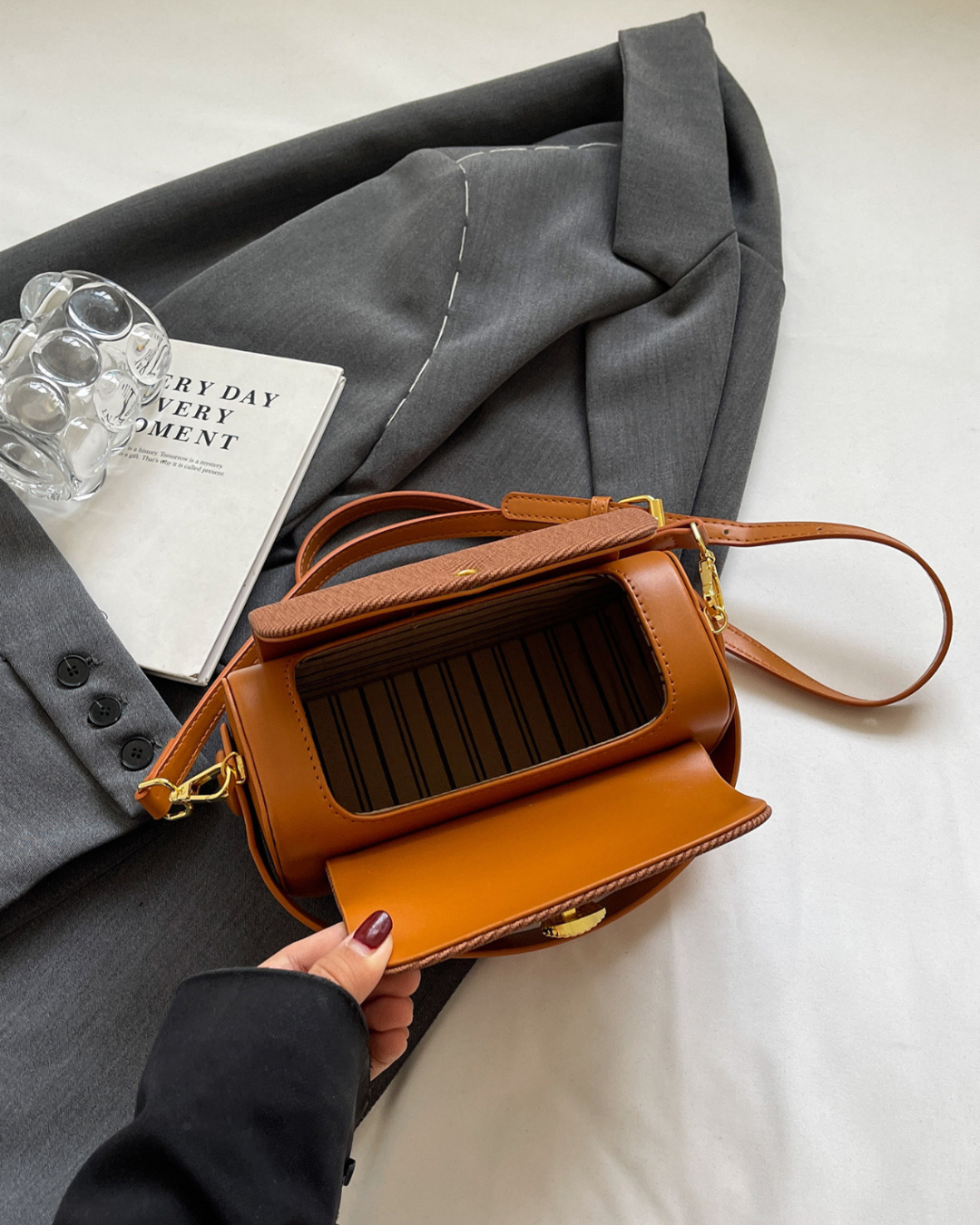 Retro II Renkli Kumaş Kapaklı Crossbody Çanta | Şık ve İşlevsel Tasarım