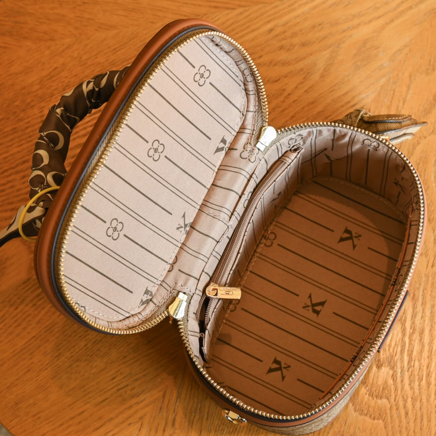 Vanity Monogram Çanta – Kompakt, Çok Yönlü & Zarif