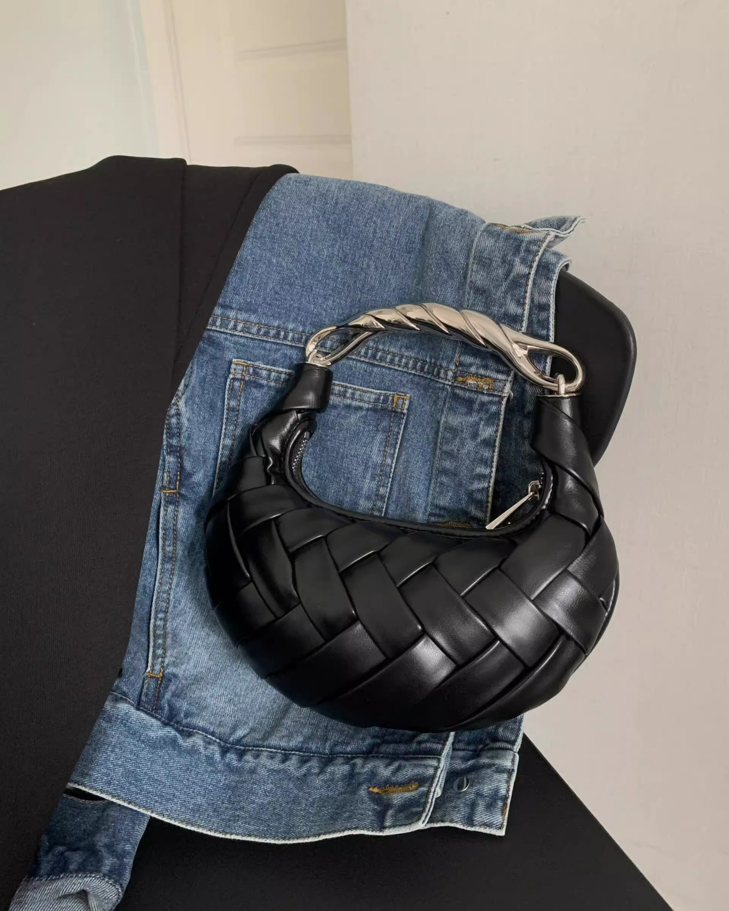 Knitted Deri Kadın Çanta – Metal Saplı, Yuvarlak Formlu Omuz & Kol Çantası